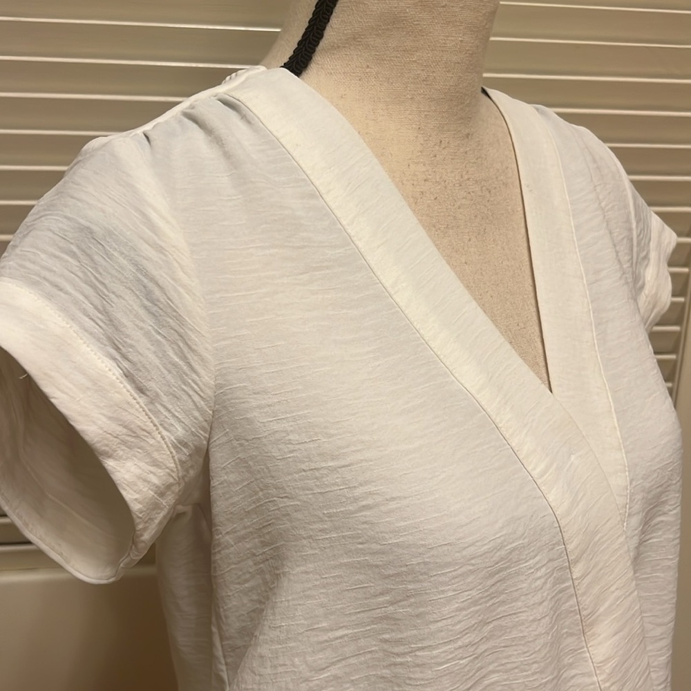 Nine West V Neck Surplice Blouse in White, Size XSmall, EUC - Picture 6 of 17